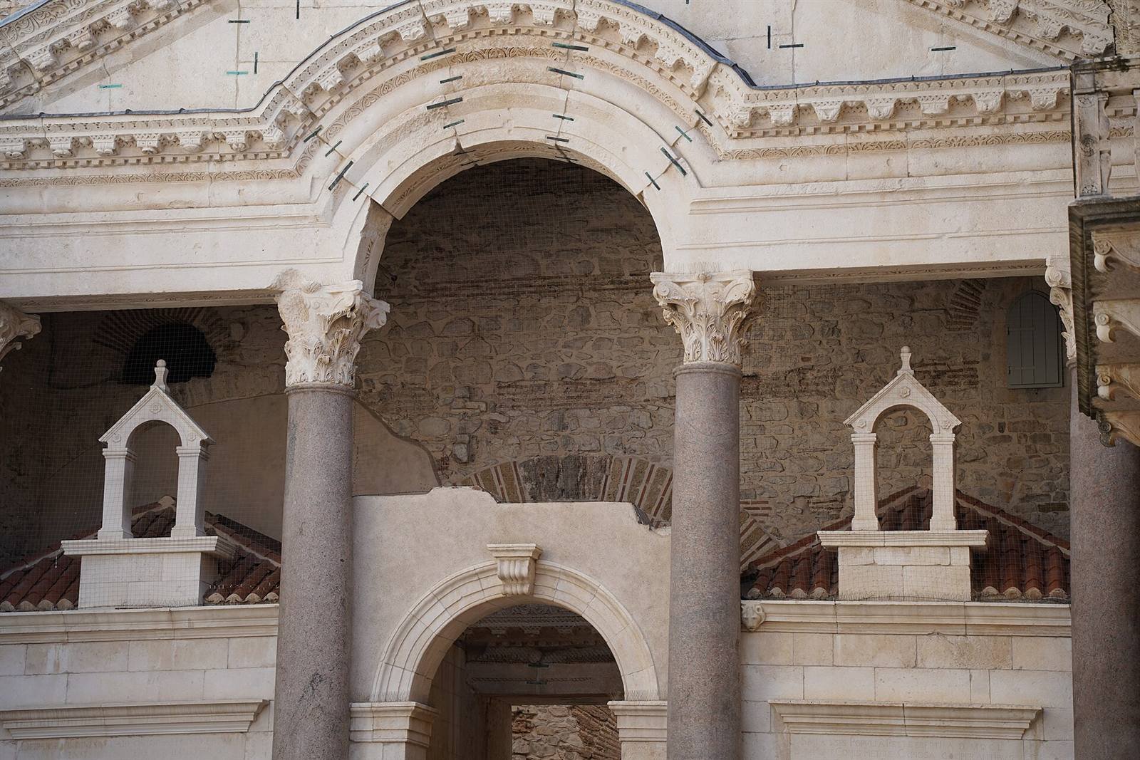 The Peristyle · {km:peristilo}